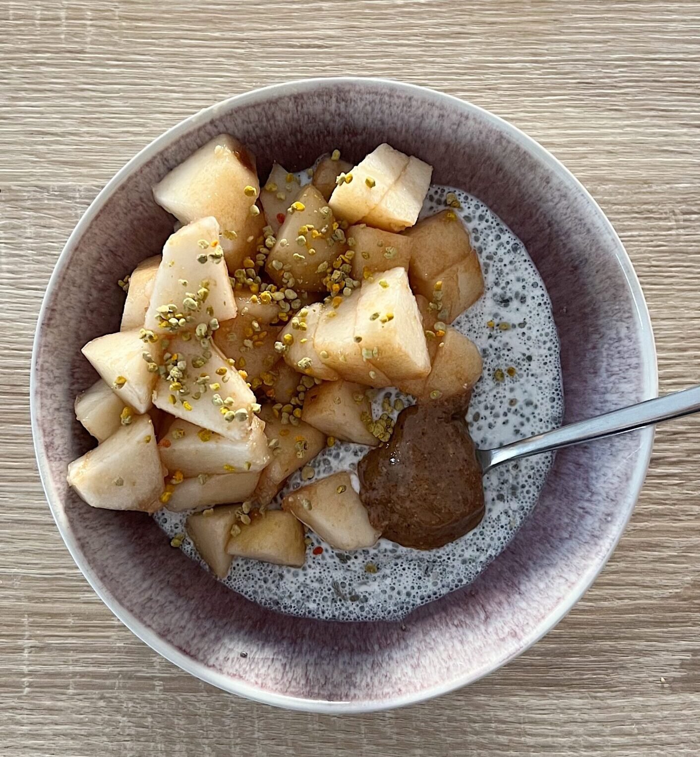 Recette de pudding de chia végétal à la poire et noisettes